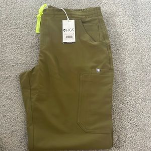 Figs Martini Olive Medium PETITE Yola